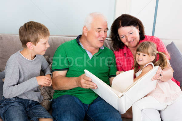 Nonno nipoti guardando photo album famiglia insieme Foto d'archivio © AndreyPopov