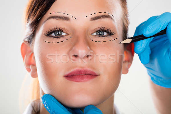 Chirurgo disegno correzione linee volto di donna primo piano Foto d'archivio © AndreyPopov