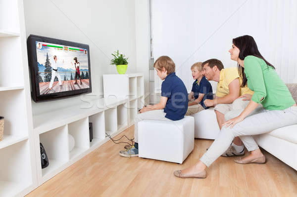 [[stock_photo]]: Famille · jouer · télévision · famille · heureuse
