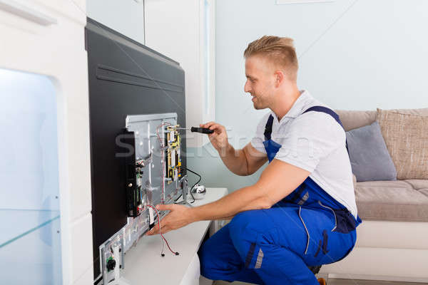 Eletricista televisão jovem masculino chave de fenda Foto stock © AndreyPopov