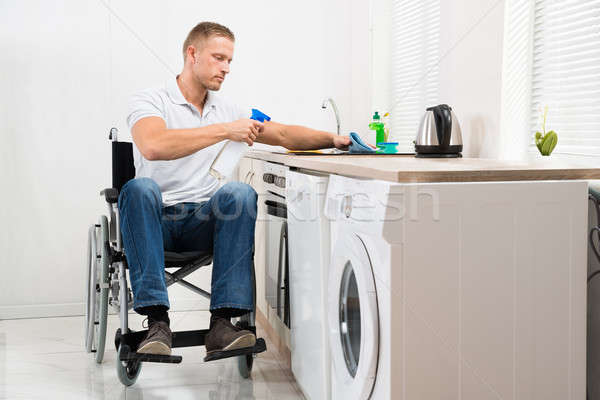 Foto stock: Deficientes · homem · limpeza · fogão · jovem · cadeira · de · rodas