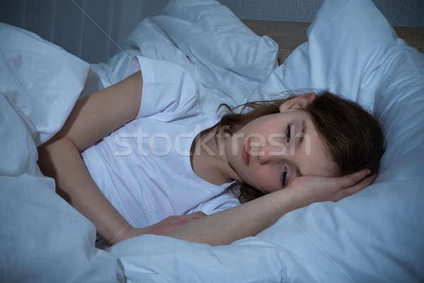 Fată insomnie noapte nevinovat dormitor copil Imagine de stoc © AndreyPopov