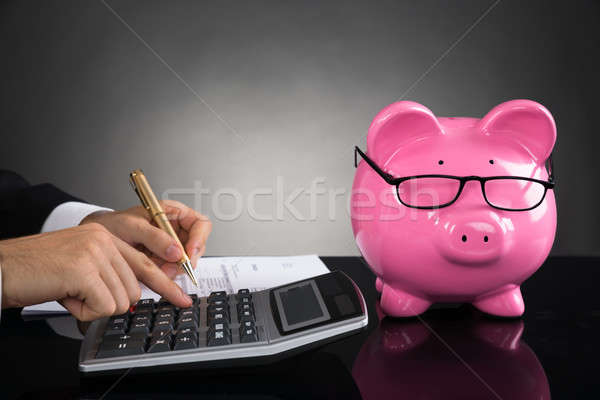 Homme d'affaires impôt bureau tirelire Finance Photo stock © AndreyPopov