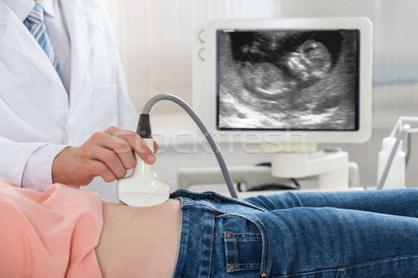 Medic în mişcare ultrasunete gravidă burtă imagine Imagine de stoc © AndreyPopov