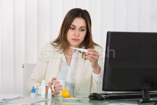 Femeie de afaceri febra tineri uita termometru Imagine de stoc © AndreyPopov