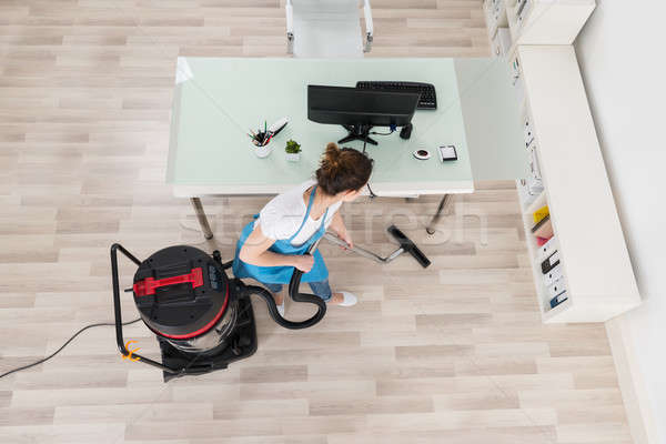 Weiblichen Hausmeister Reinigung Holzboden Staubsauger jungen Stock foto © AndreyPopov
