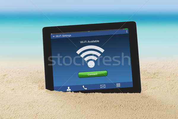 Digitale tablet wifi disponibilità primo piano spiaggia Foto d'archivio © AndreyPopov