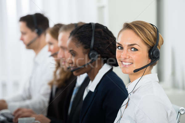 Call center kantoor rij werken computers meisje Stockfoto © AndreyPopov