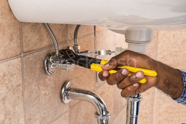 Foto stock: Encanadores · mão · afundar · banheiro