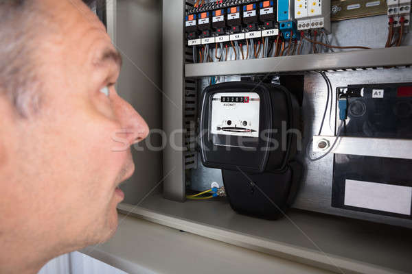 Conmocionado hombre mirando primer plano electricidad cuadro Foto stock © AndreyPopov