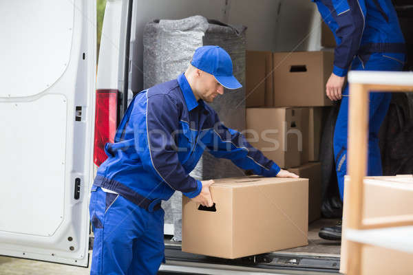 Vista lateral hombre caja de cartón joven trabajo Foto stock © AndreyPopov