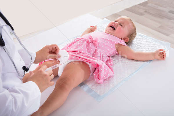 Orvos vakcina injekció kislány sír klinika Stock fotó © AndreyPopov