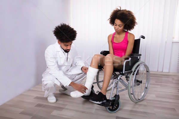 Nogi kobiet pacjenta mężczyzna posiedzenia Zdjęcia stock © AndreyPopov