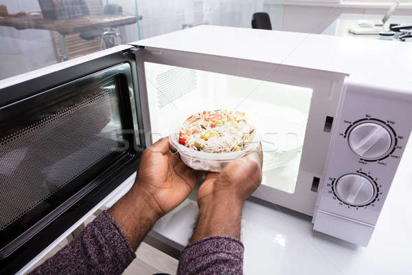 Mână încălzire alimente cuptor cu microunde cuptor Imagine de stoc © AndreyPopov