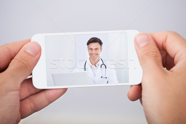 Stock foto: Mann · Video · Chat · Arzt · Smartphone · Büro