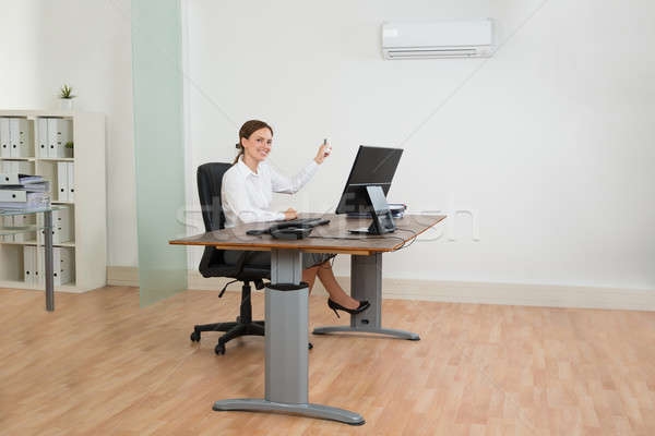 Zakenvrouw airconditioner kantoor jonge vergadering stoel Stockfoto © AndreyPopov