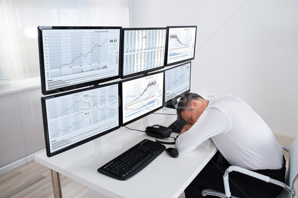 Voorraad handelaar slapen meervoudig computers bureau Stockfoto © AndreyPopov