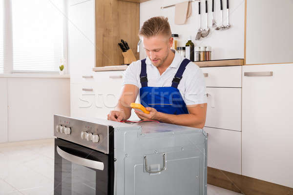 Tehnician cuptor digital tineri masculin casă Imagine de stoc © AndreyPopov