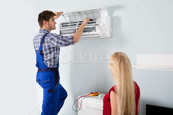 Technikus javít légkondicionáló otthon nő néz Stock fotó © AndreyPopov