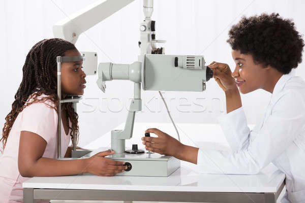 Stock fotó: Női · optometrikus · megvizsgál · beteg · szemészet · klinika