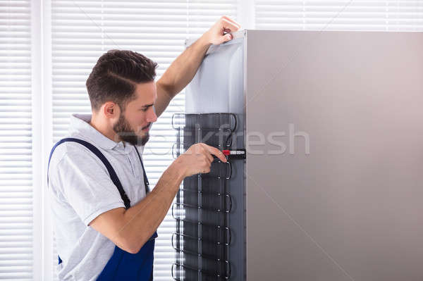Technikus megjavít hűtőszekrény fotó férfi konyha Stock fotó © AndreyPopov