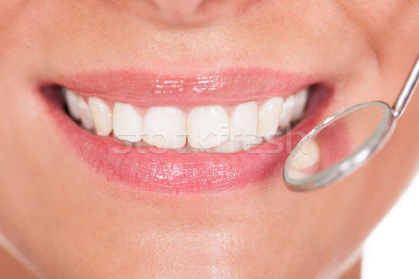 Gülümseyen kadın mükemmel beyaz diş küçük diş hekimleri ayna Stok fotoğraf © AndreyPopov