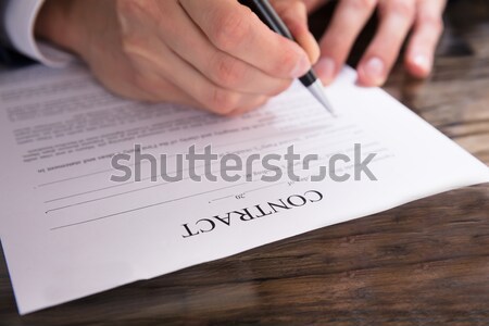 Stockfoto: Zakenman · ondertekening · contract · papier · bureau