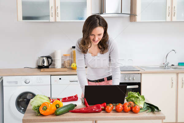 Foto d'archivio: Donna · guardando · ricetta · laptop · giovani · felice