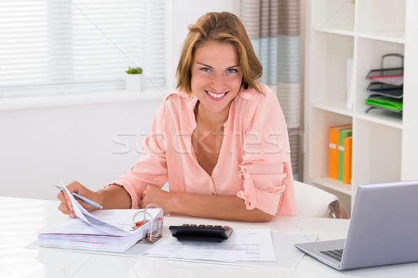 Stockfoto: Vrouw · berekening · bureau · gelukkig · jonge · vrouw · calculator