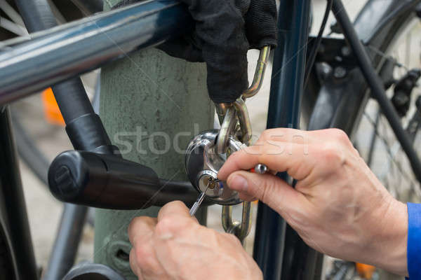 Bloqueo ciclo primer plano puerta bicicleta Foto stock © AndreyPopov