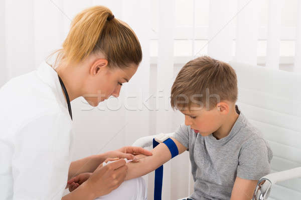 Médico toma sangre muestra nino paciente Foto stock © AndreyPopov