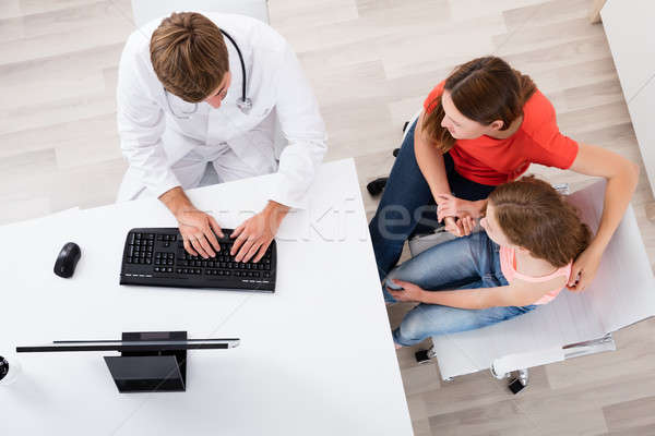 Medic discuţie pacient clinică vedere Imagine de stoc © AndreyPopov