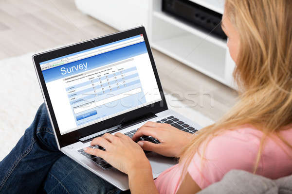 Femeie on-line studiu laptop vedere Imagine de stoc © AndreyPopov
