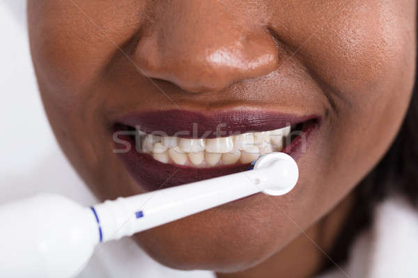 Foto stock: Dientes · eléctrica · cepillo · de · dientes · primer · plano · sonrisa · casa