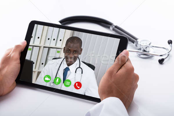 醫生 視頻 男 同事 數字 片劑 商業照片 © AndreyPopov