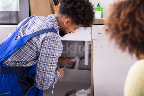 Homme plombier nettoyage tuyaux femme regarder Photo stock © AndreyPopov