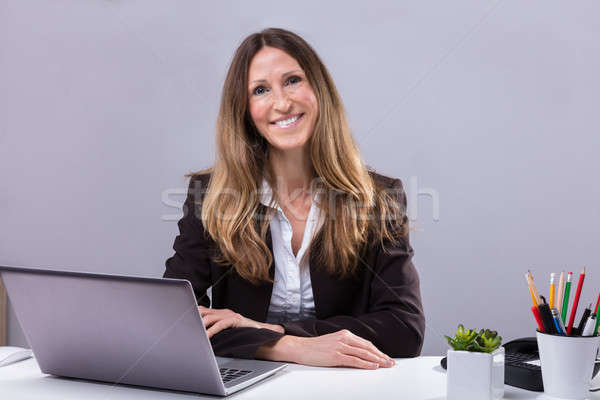 Retrato feliz empresária laptop secretária negócio Foto stock © AndreyPopov