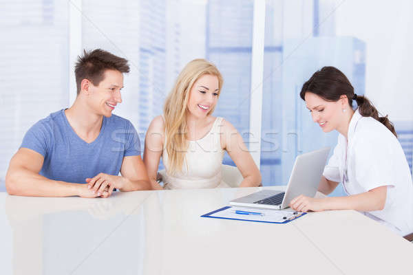 Stockfoto: Arts · tonen · verslag · laptop · paar · kliniek