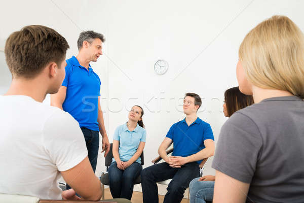 Stockfoto: Man · uitleggen · vrienden · groep · mensen · naar · vrouw