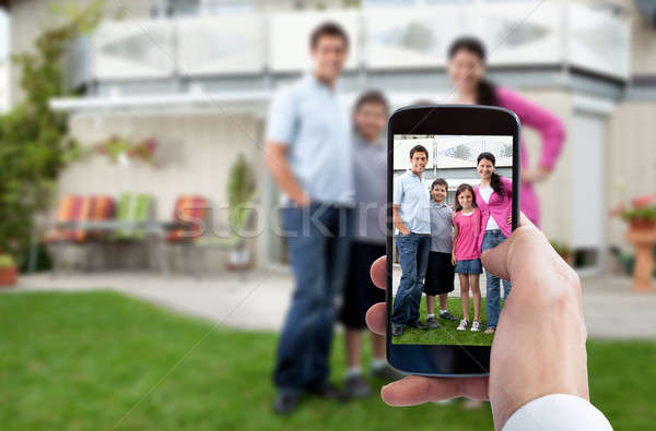 Personne main famille photo téléphone portable Photo stock © AndreyPopov