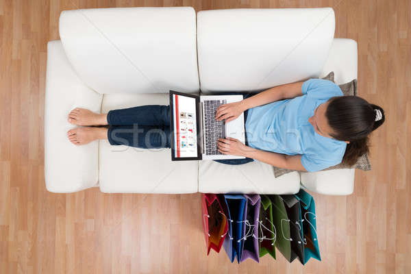 Stockfoto: Vrouw · winkelen · plaats · laptop · sofa