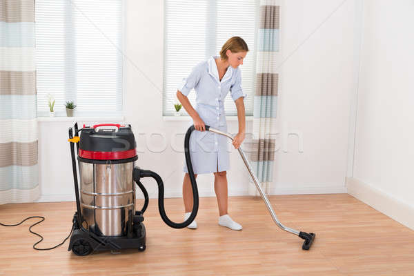 Femeie servitoare aspirator frumos curăţenie Imagine de stoc © AndreyPopov