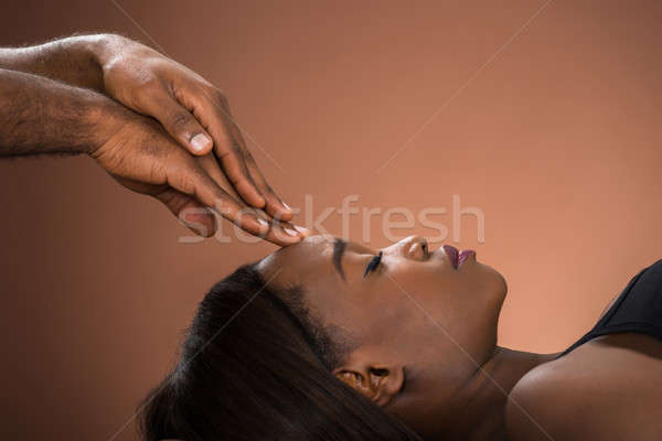 Frau Stirn Massage jungen african spa Stock foto © AndreyPopov