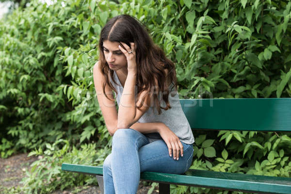 Stockfoto: Triest · jonge · vrouw · vergadering · bank · portret · park