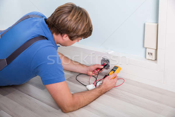 électricien socket tension mur maison câble Photo stock © AndreyPopov
