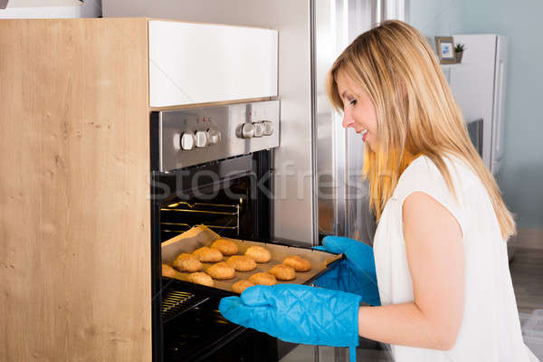 Foto d'archivio: Donna · sorridente · cookies · forno · giovani · vassoio · completo