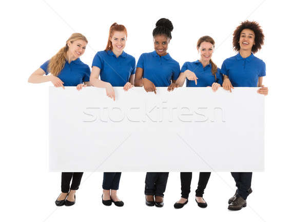 Gruppe weiblichen halten Billboard lächelnd weiß Stock foto © AndreyPopov
