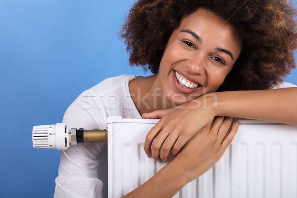 Kobieta ogrzewania radiator portret szczęśliwy Zdjęcia stock © AndreyPopov