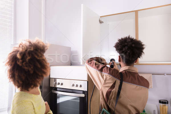 Travailleur plateau femme regarder domestique Photo stock © AndreyPopov