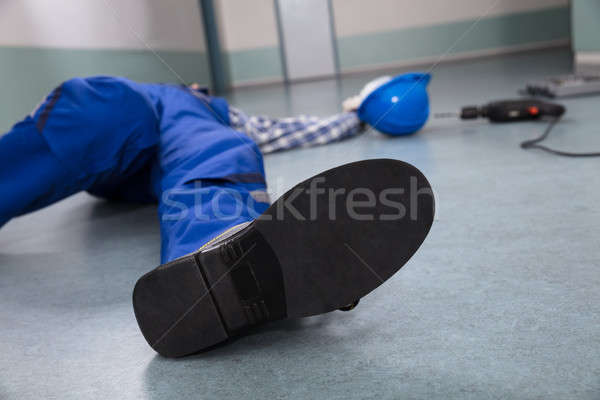 Casco inconsciente manitas primer plano hombre construcción Foto stock © AndreyPopov